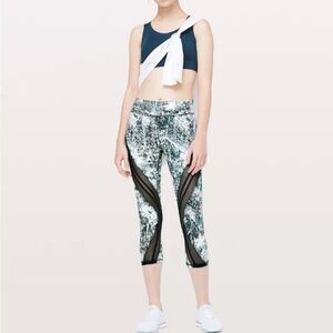 Lululemon Never Still Cropped Legging 21" Inseam in Teal & White - Size 6